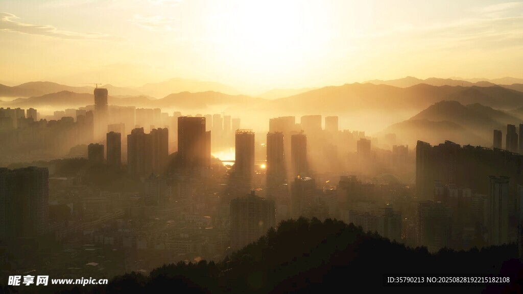 日出下的城市朦胧美景