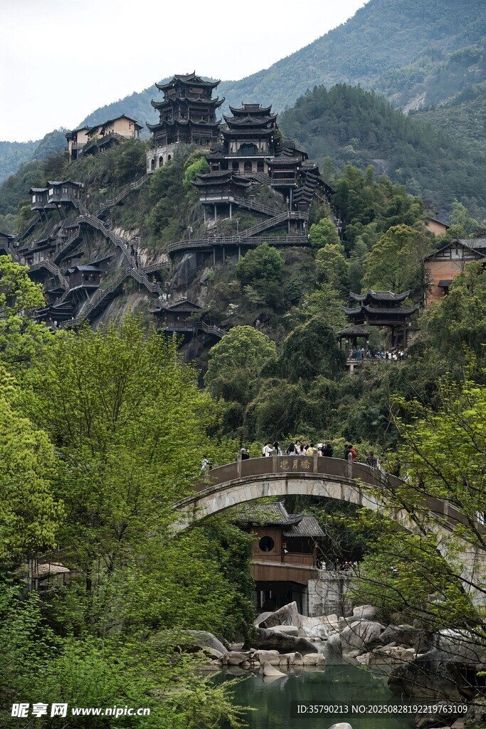山间古桥旁的中式建筑群