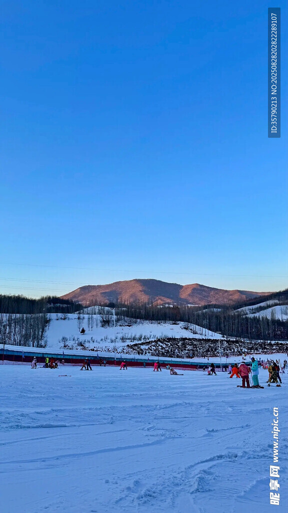 雪地中的人群与远山美景