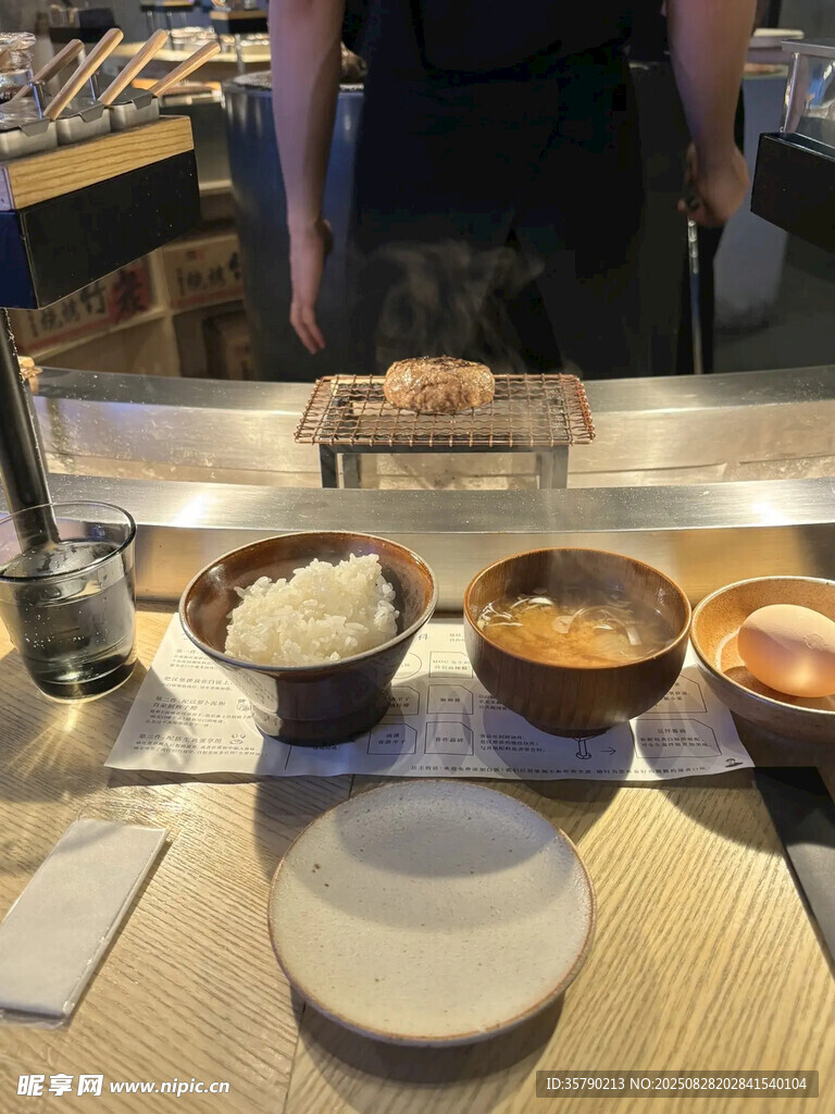 日式料理店的餐桌布置