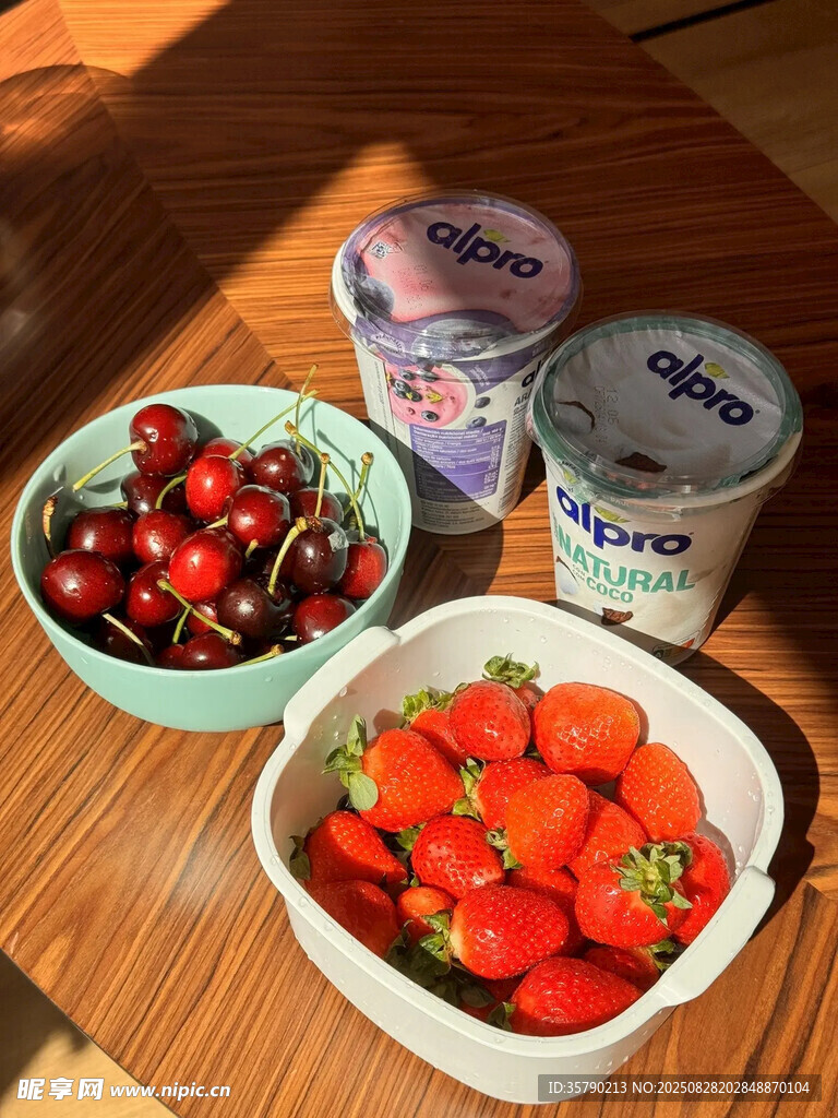 新鲜水果与酸奶的美味组合