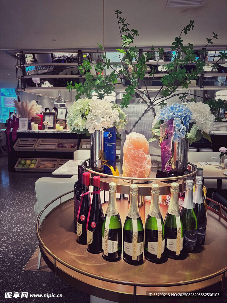 精致酒架陈列多样美酒
