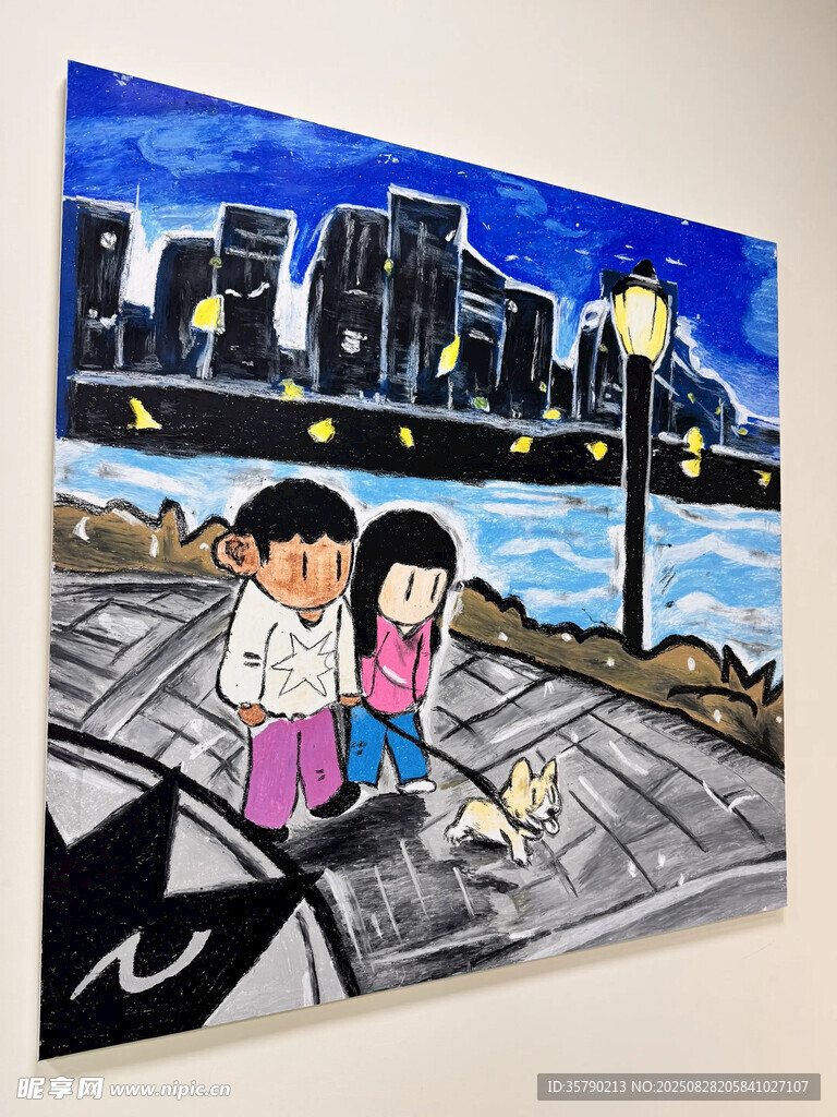 城市夜景下的甜蜜情侣