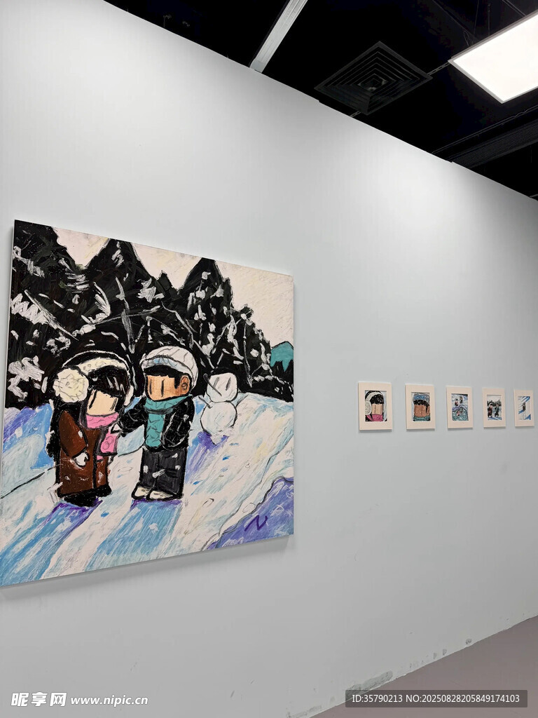 墙上的多彩艺术画作展示