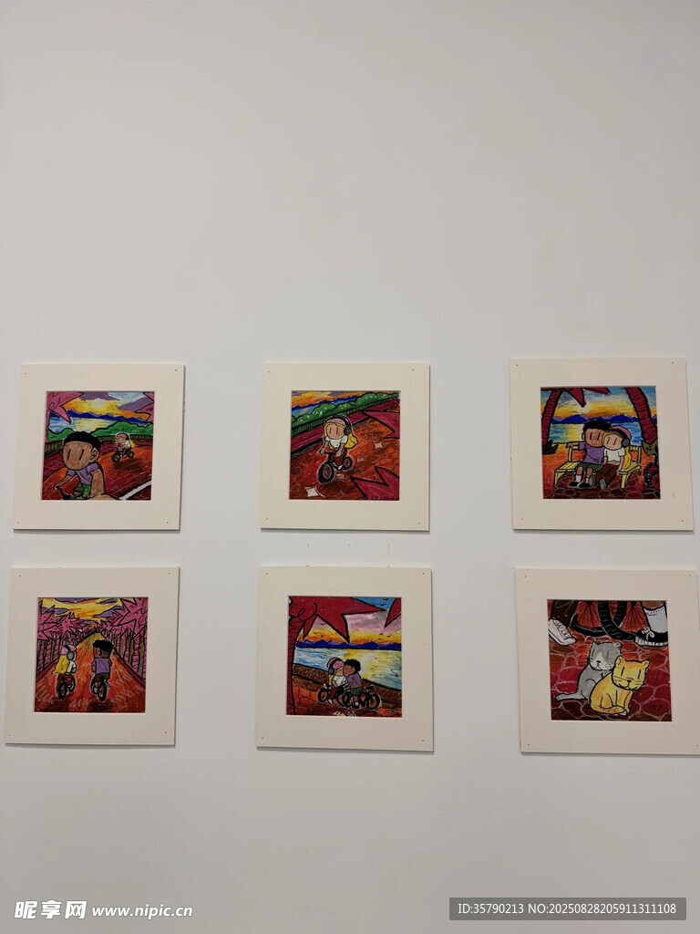 墙上展示的多彩画作