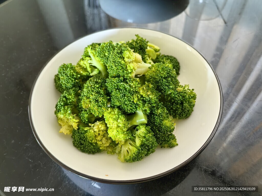 白盘里的新鲜西兰花
