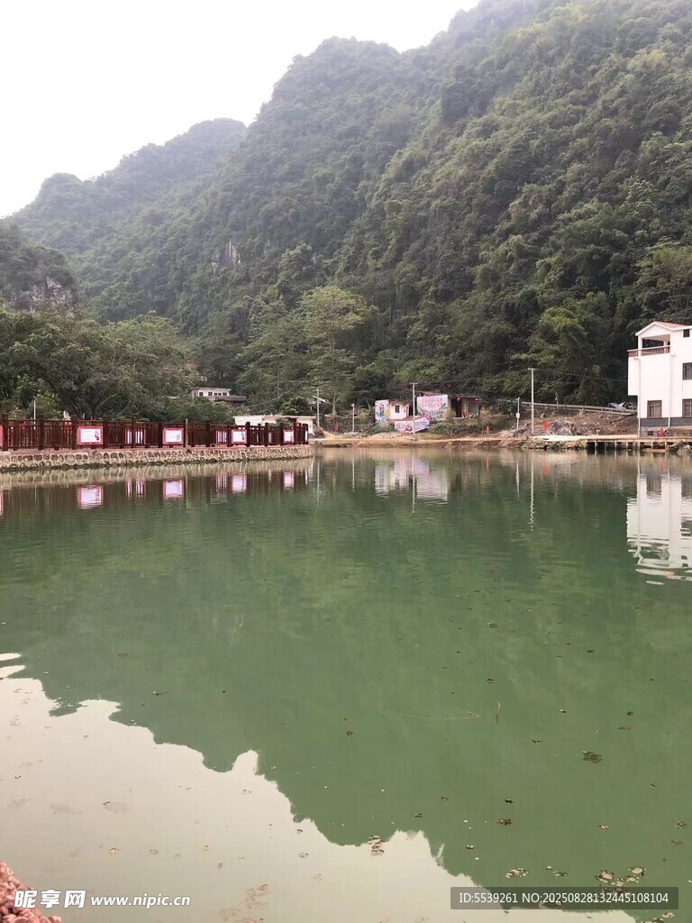 山水相依的静谧湖泊