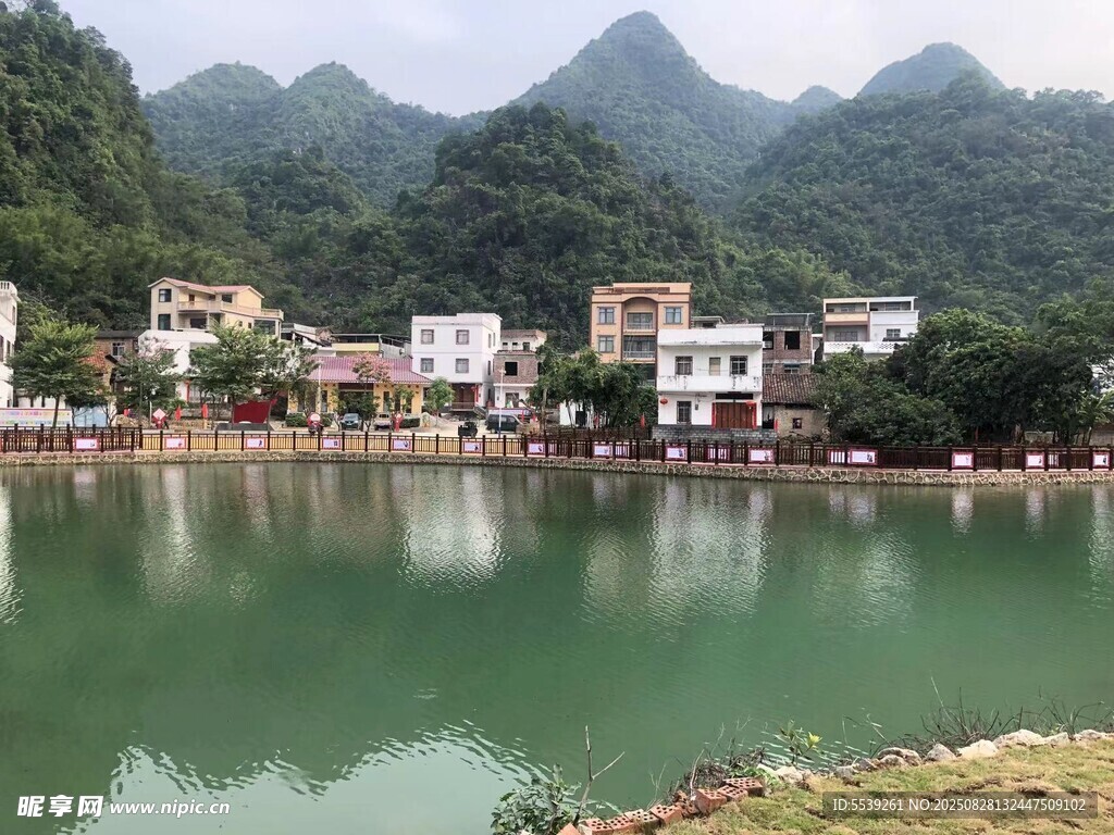 山水相依的宁静村落