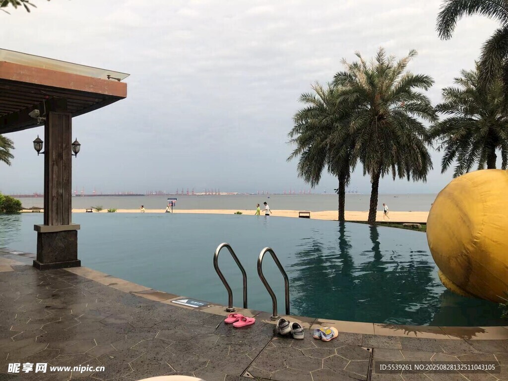 海滨泳池旁的休闲场景