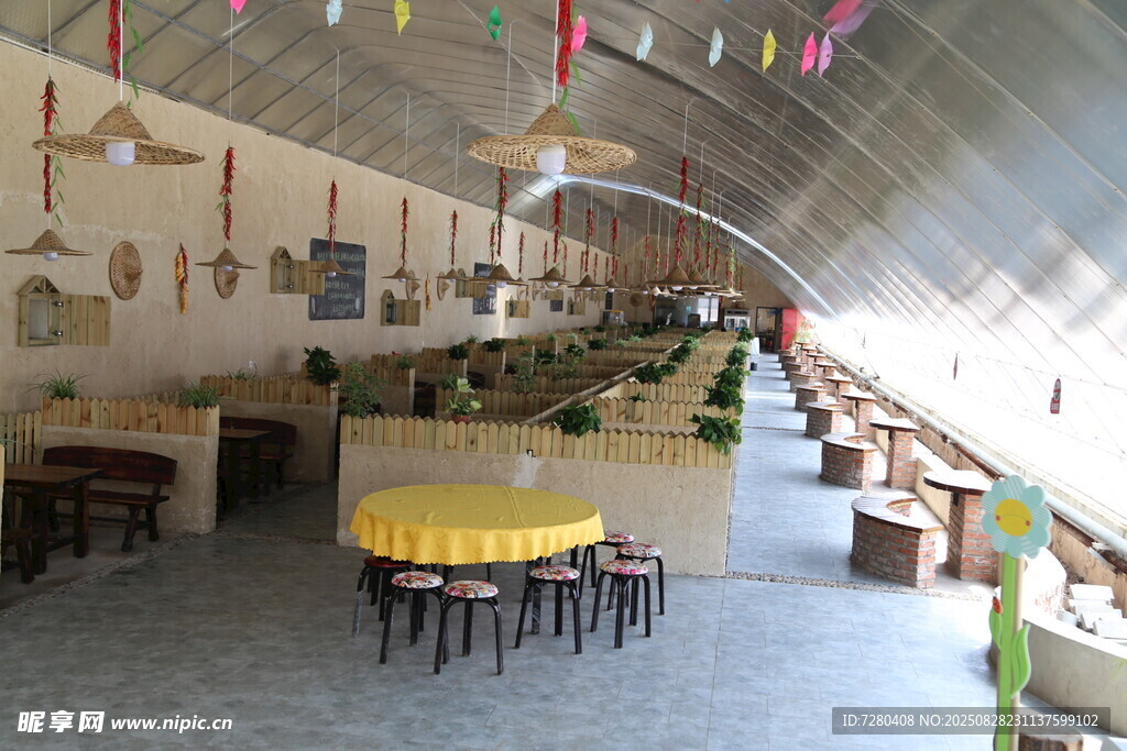 室内温馨聚会用餐场景