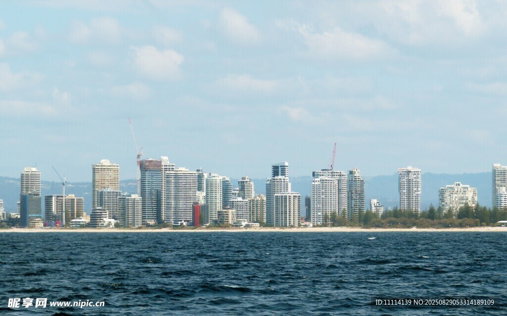海滨城市天际线景观