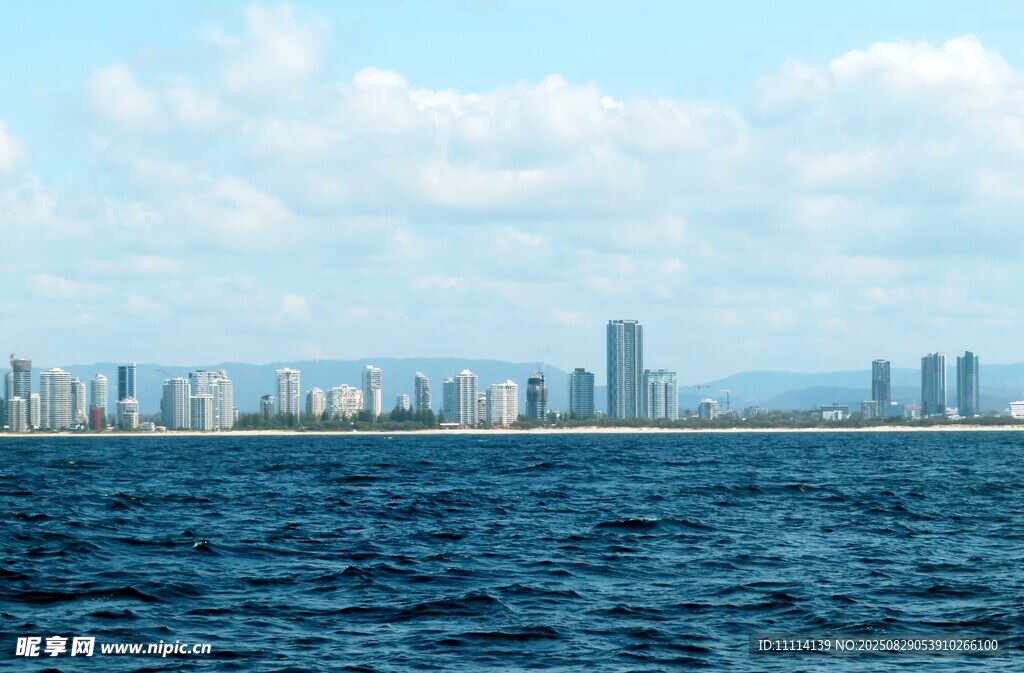 海滨城市天际线与辽阔大海