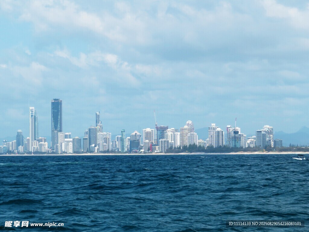 海上远眺城市天际线