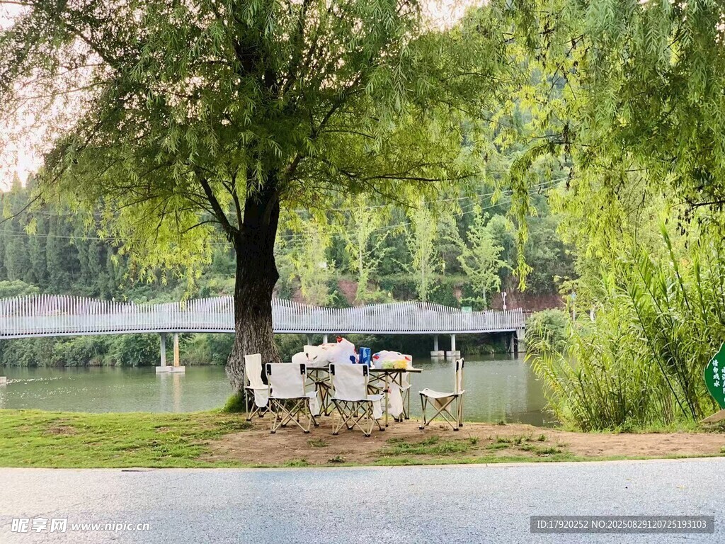 湖畔树下休闲桌椅赏景处