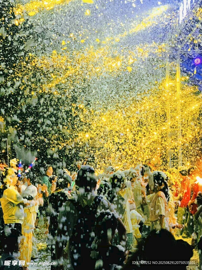热闹烟花下的欢乐人群
