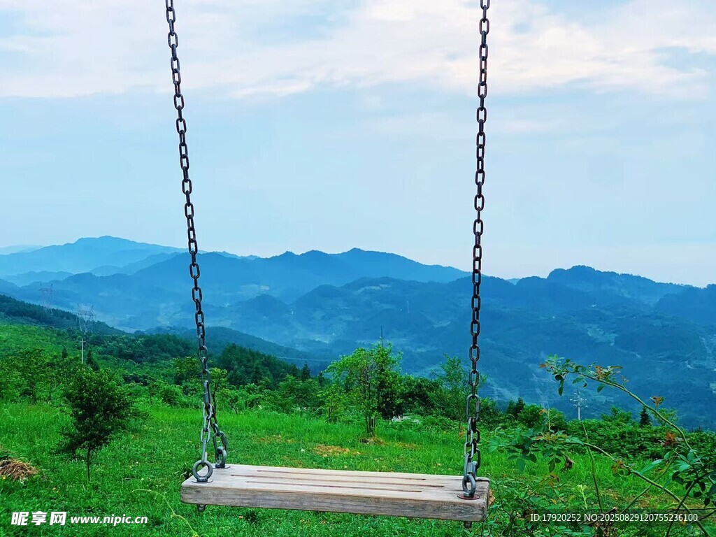 山间草地的静谧秋千