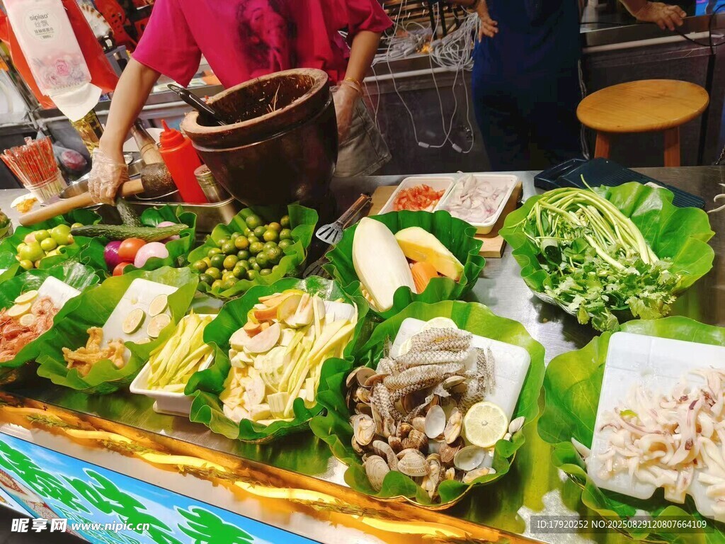 新鲜多样的街头凉拌菜摊