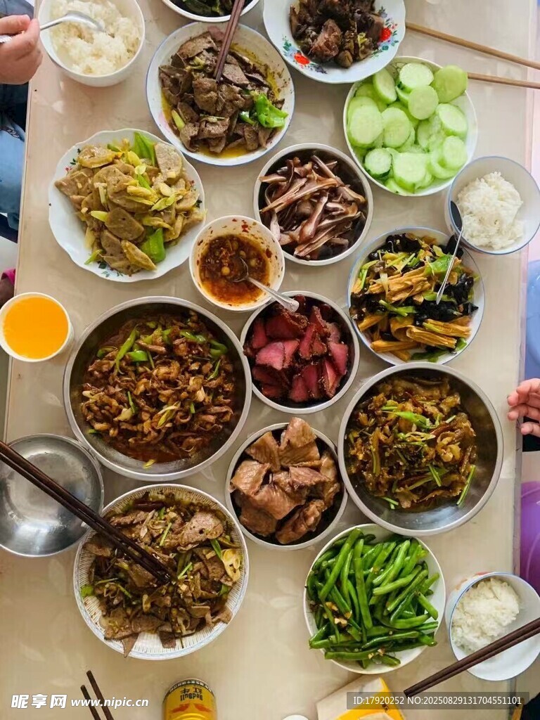 丰盛中式菜肴摆满一桌