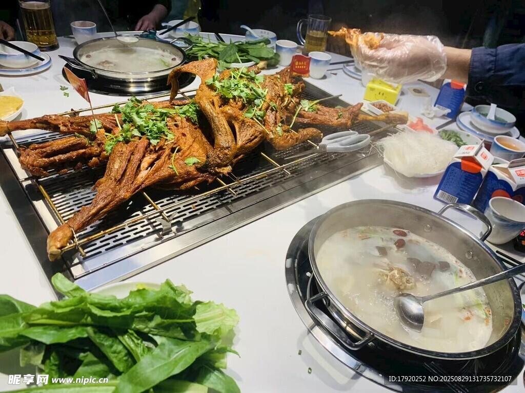 美味烤全羊聚餐场景