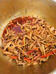锅中炒制的美味食材