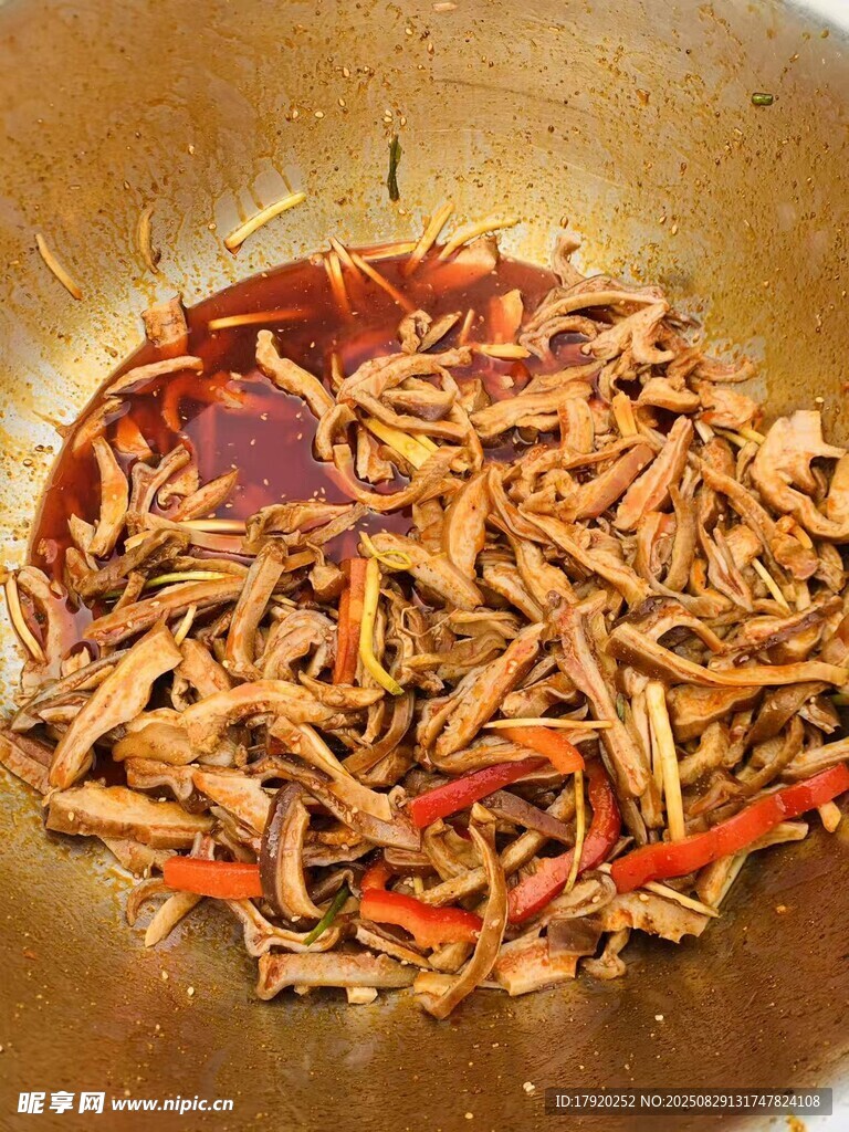 锅中炒制的美味食材