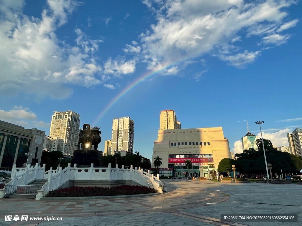 城市广场建筑与蓝天白云