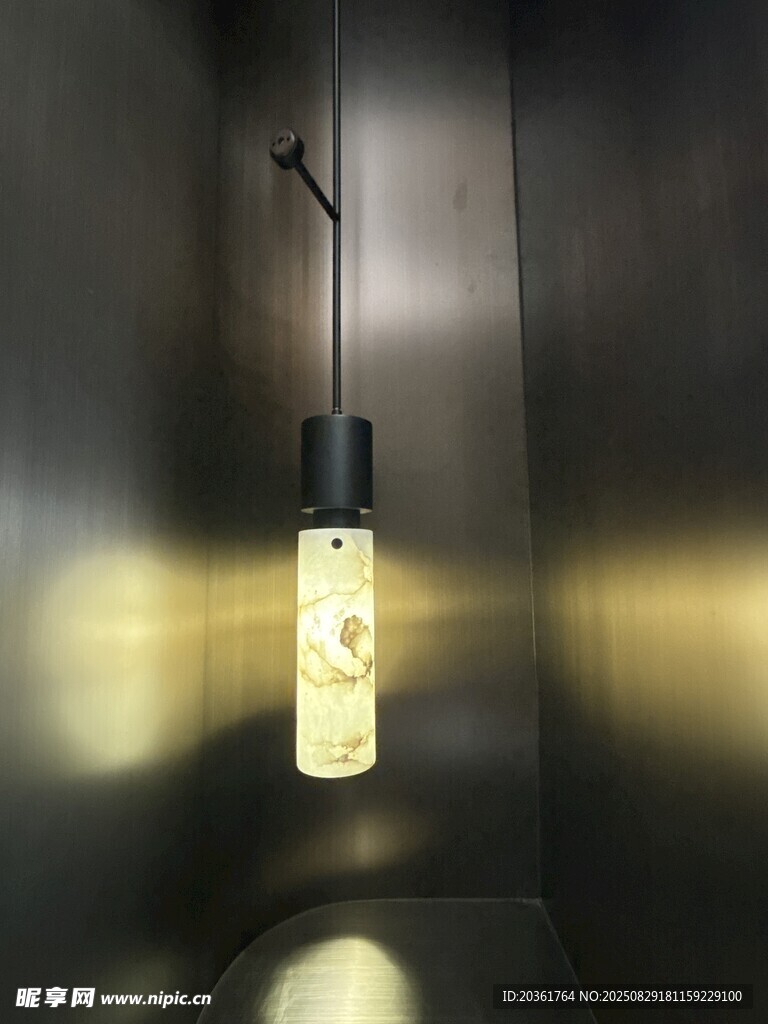 简约吊灯营造温馨氛围