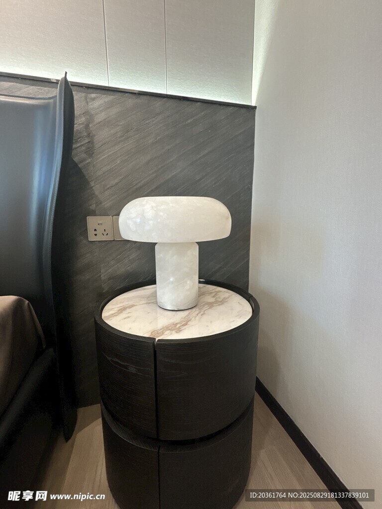 现代简约风格床边台灯摆件