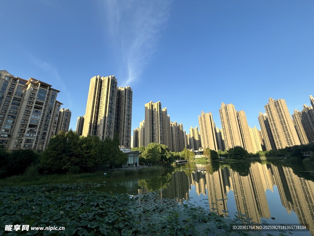 湖畔高楼映蓝天美景
