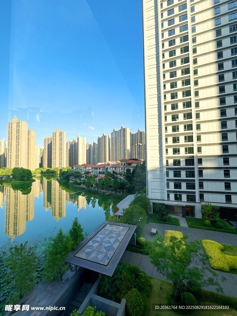 湖畔高楼美景