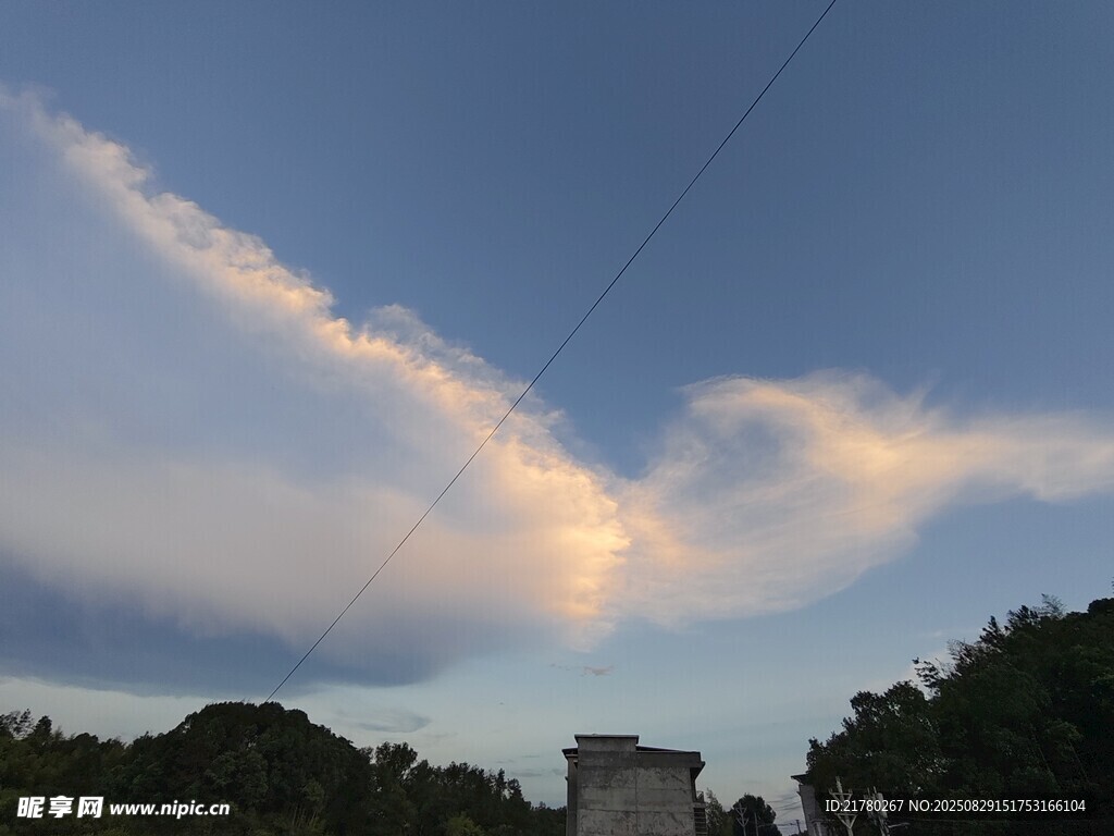 黄昏时分的绚丽天空
