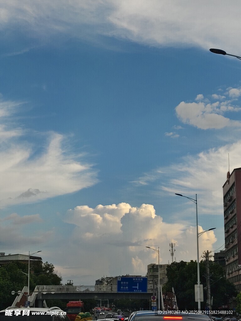 城市上空的美丽云彩