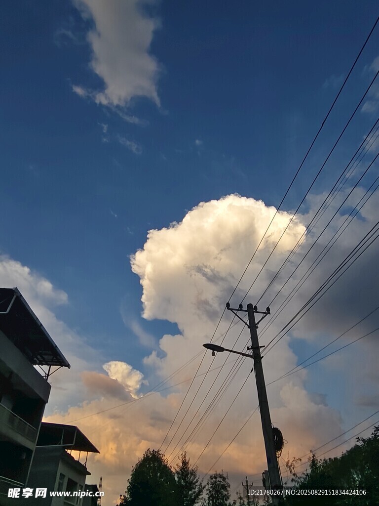 乡村天空下的云朵与电线