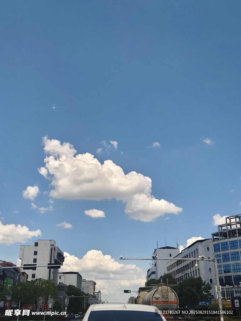 城市上空的蓝天白云