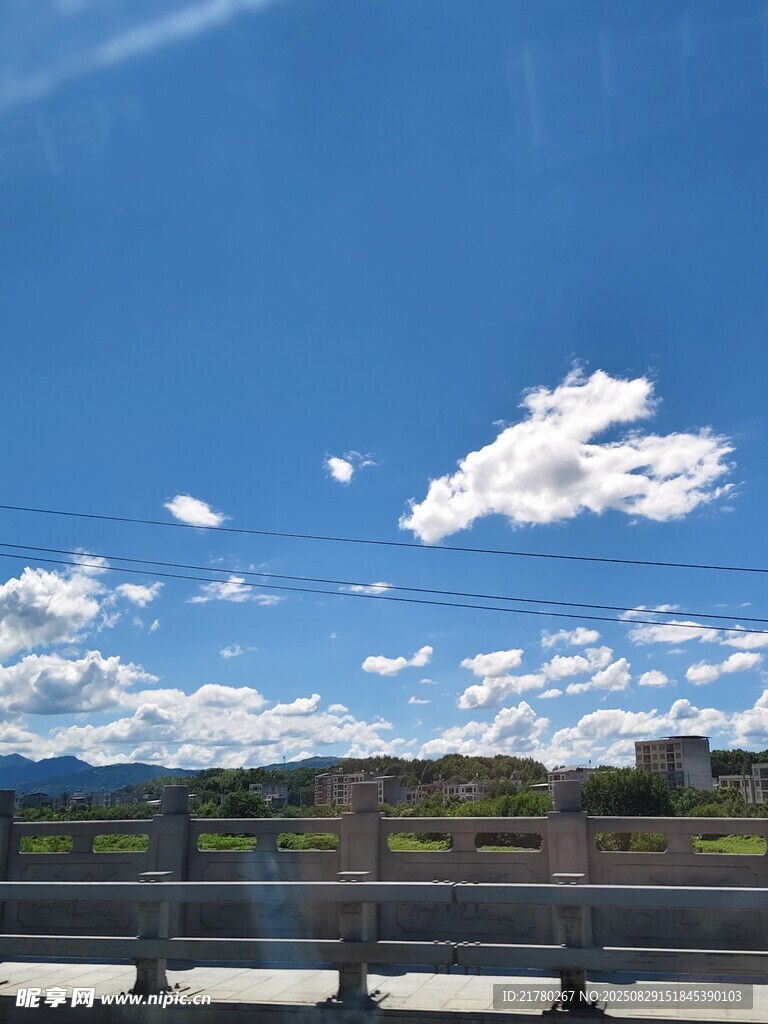 蓝天白云下的开阔风景