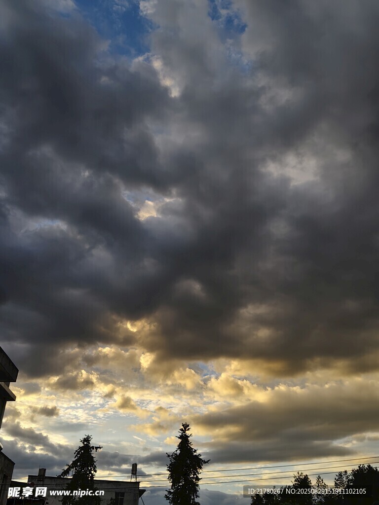 黄昏时分乌云下的城市景观