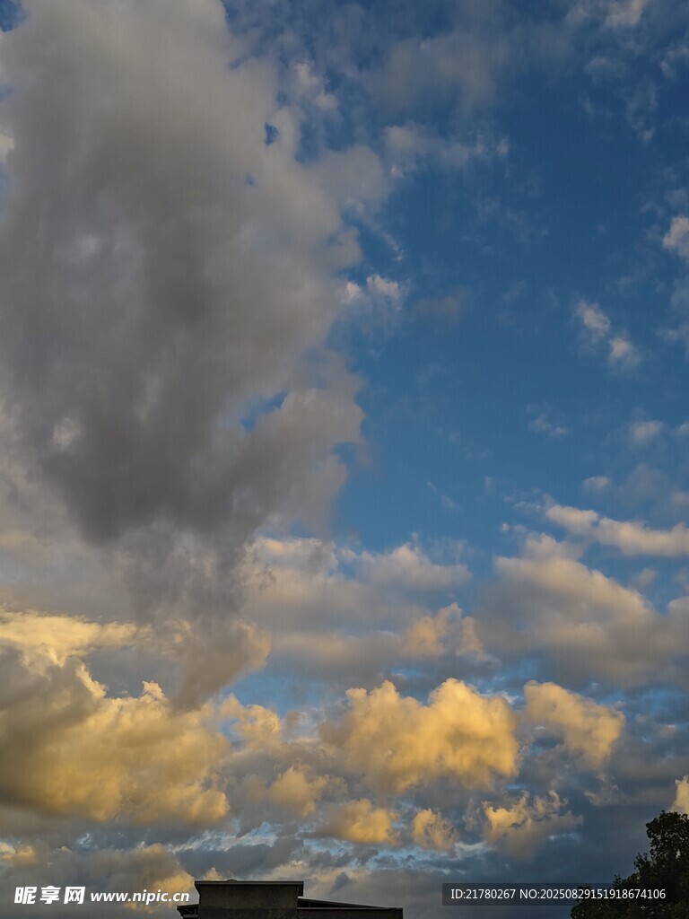 夕阳下的绚丽天空