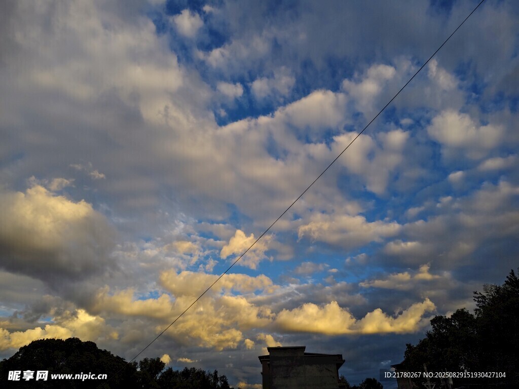 夕阳下的壮丽云层景观