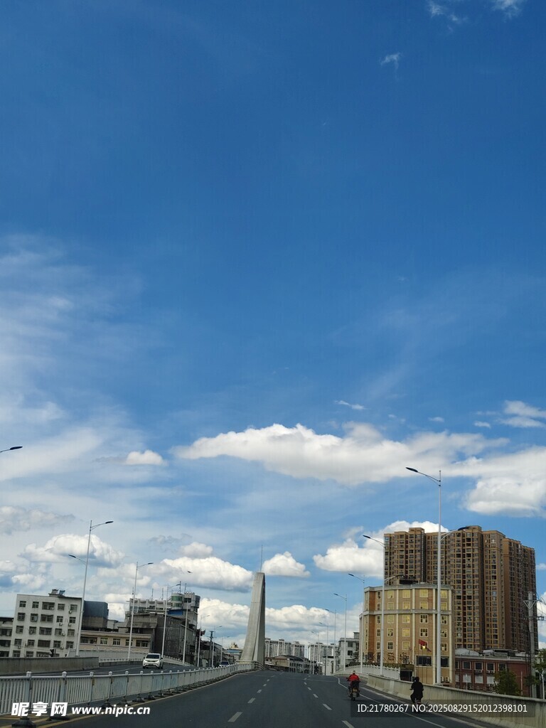 城市蓝天街道建筑景观