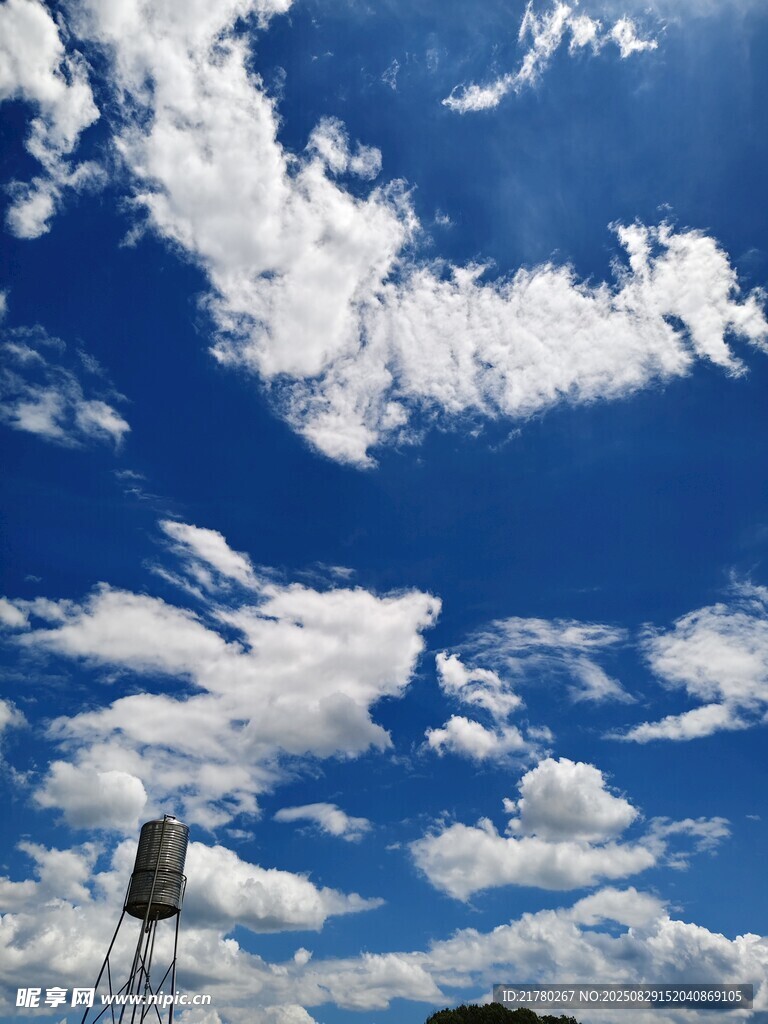 蓝天之下的高耸水塔