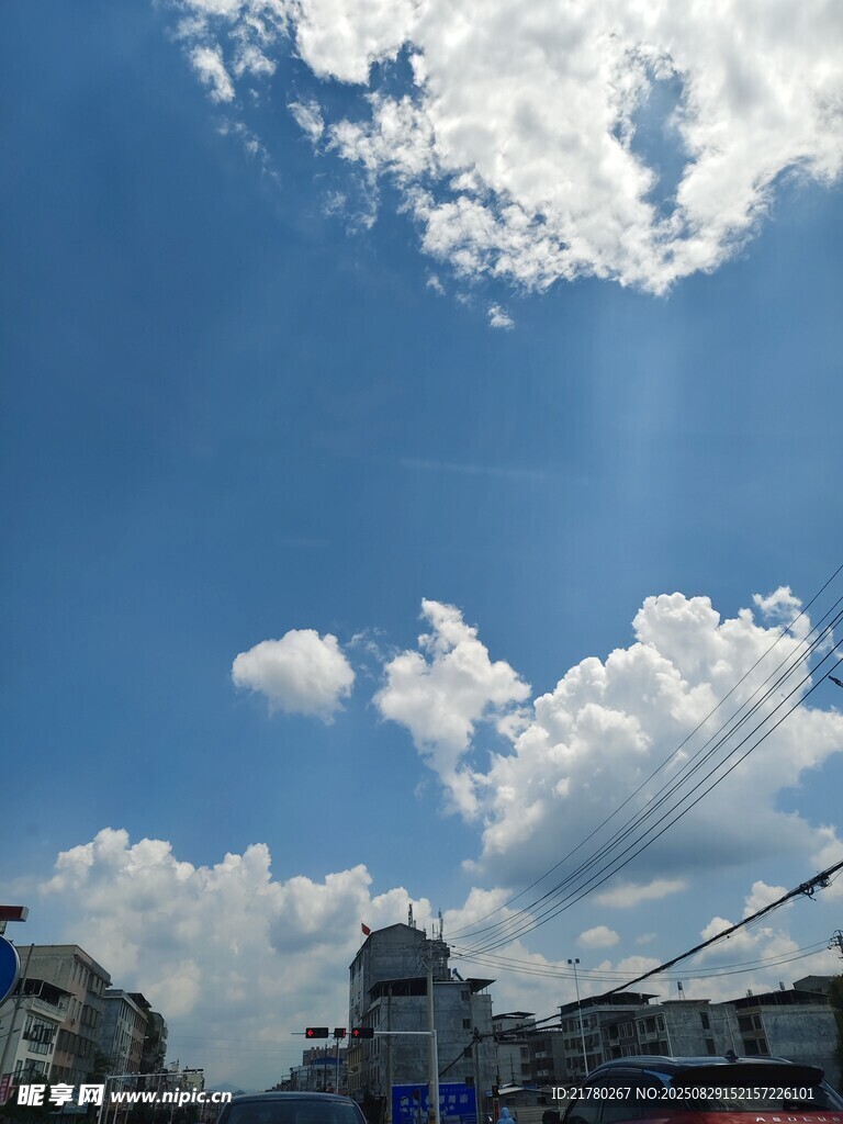 蓝天白云下的城市景象
