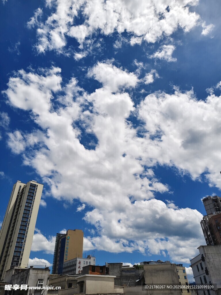 城市上空的蓝天白云