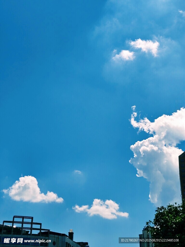 晴朗蓝天飘着几朵白云