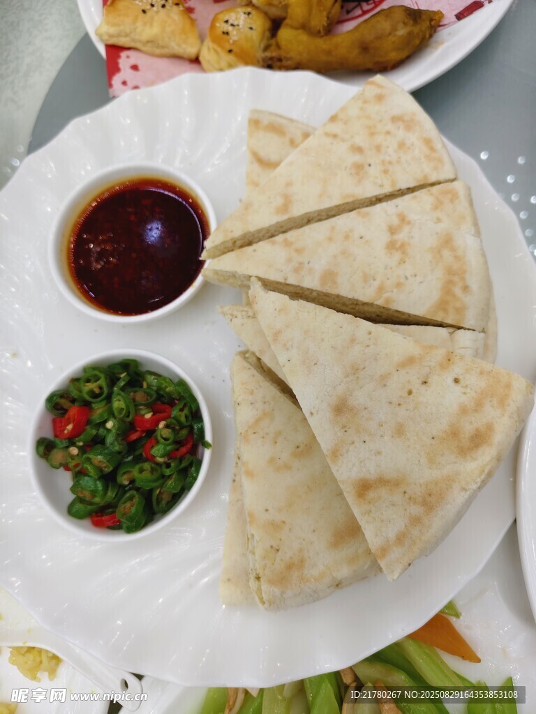 美味墨西哥卷饼配特色蘸酱