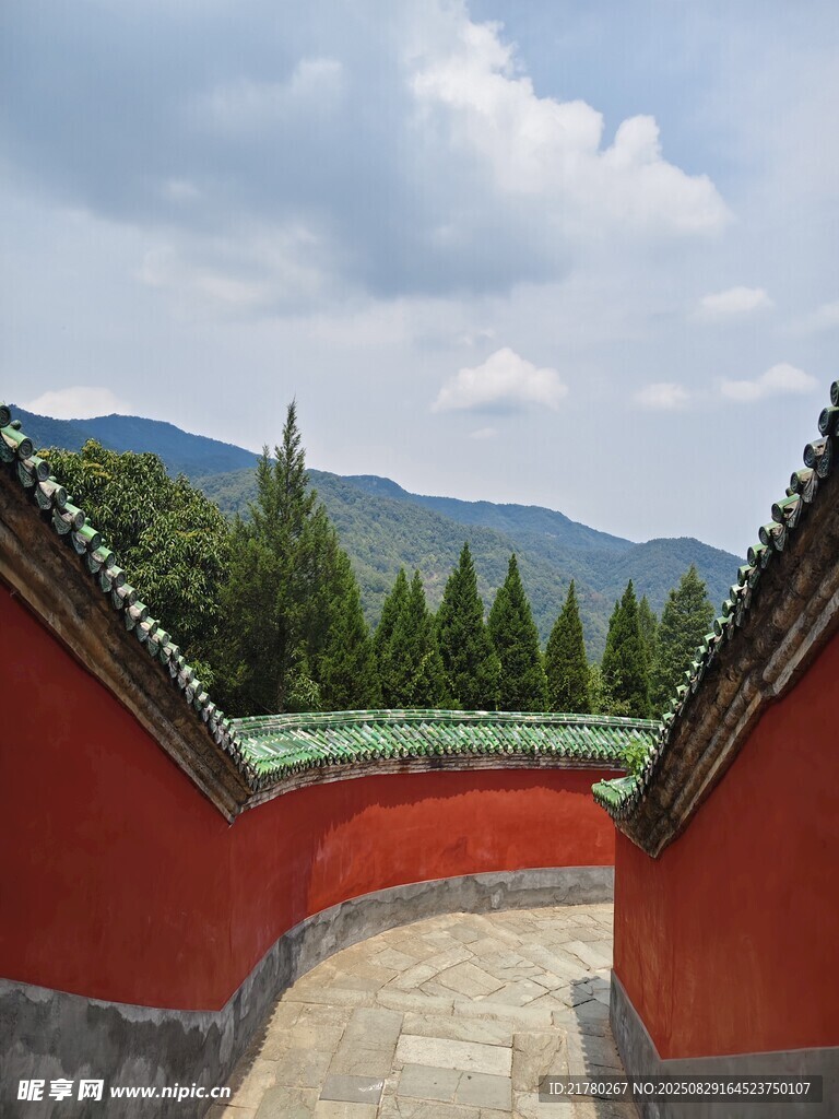 红墙绿瓦间的山水景致