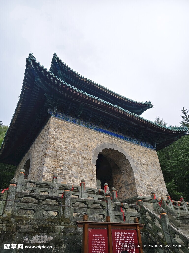 古朴中式古建筑城楼一角