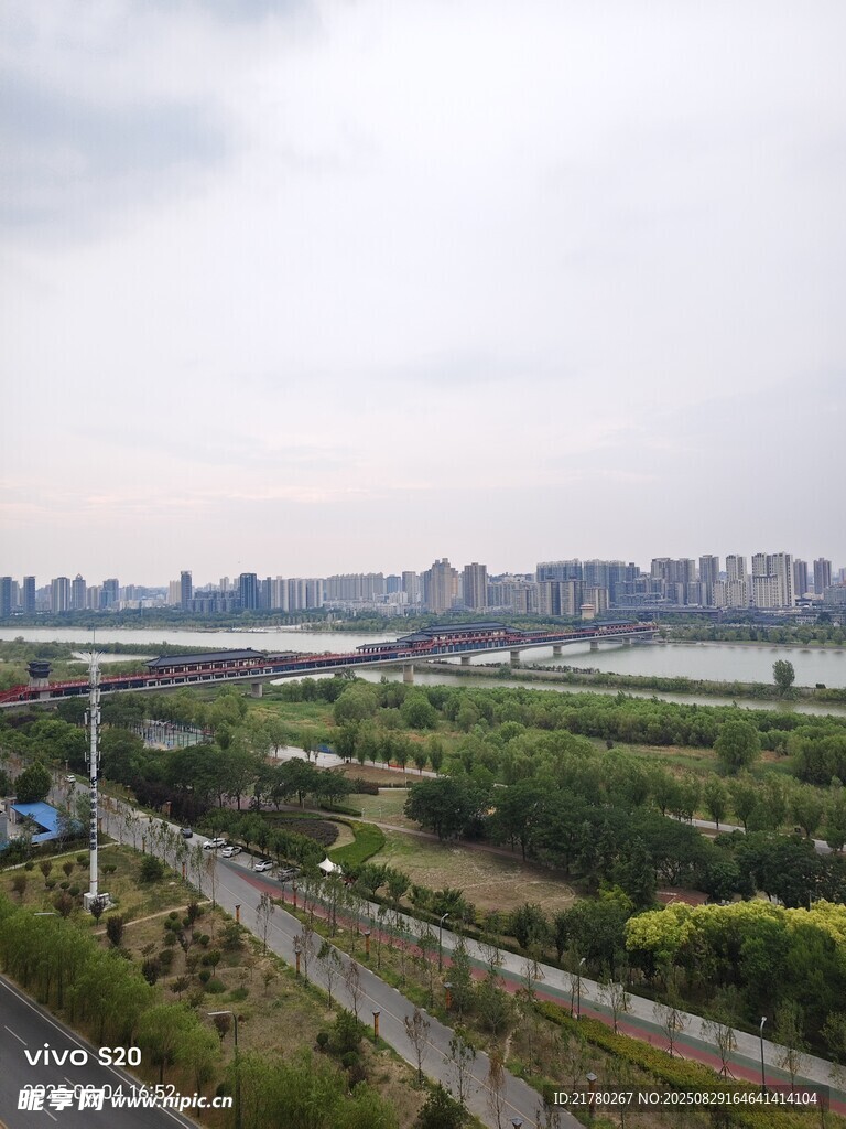 城郊田园与远处城市景观