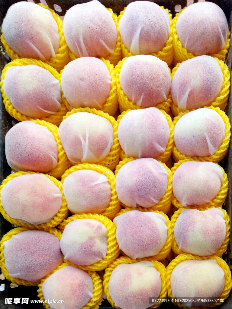 新鲜水蜜桃整齐摆放