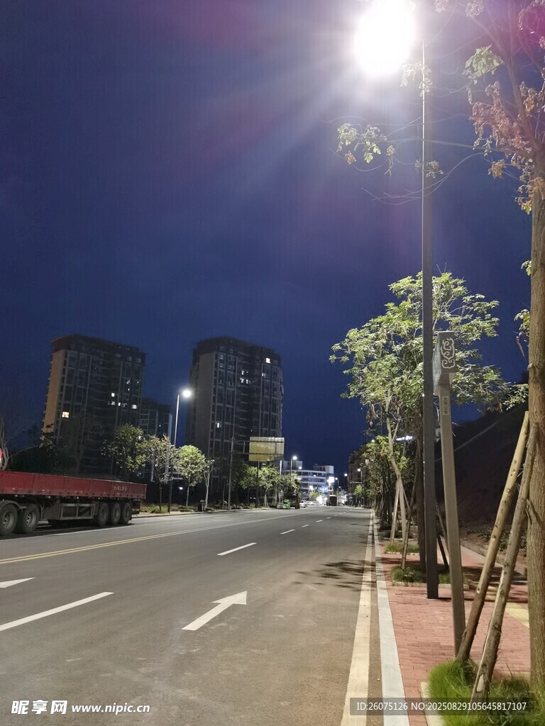 夜晚城市街道静谧景象