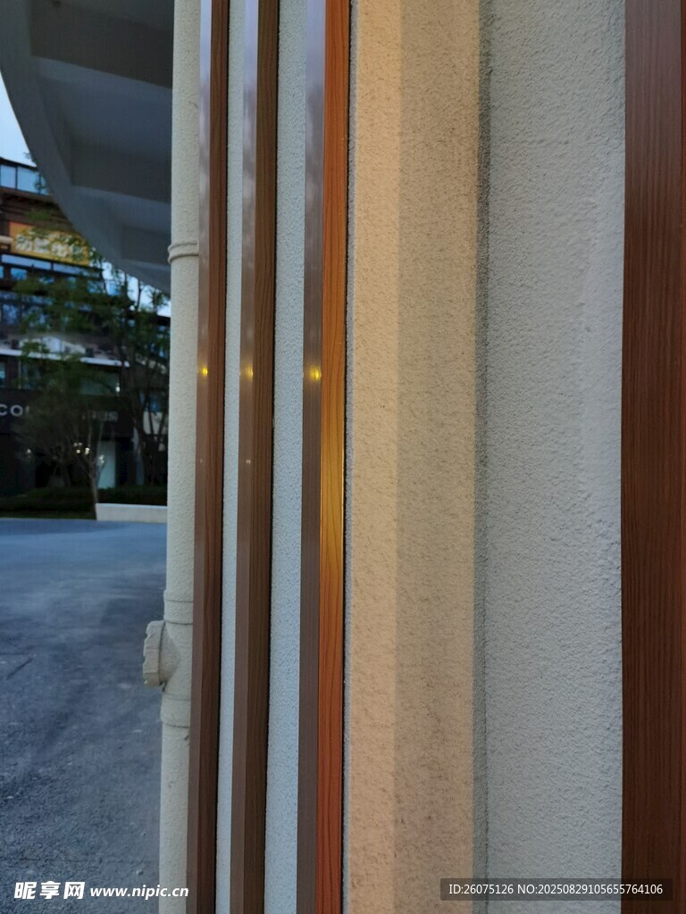 现代建筑的木条与石材立柱特写